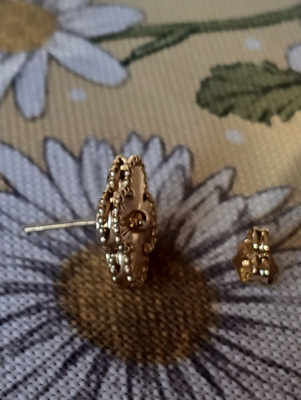Most Excellent 18 K Gold Filled Radiant Clover Style Post Back Earrings - Picture 5 of 5